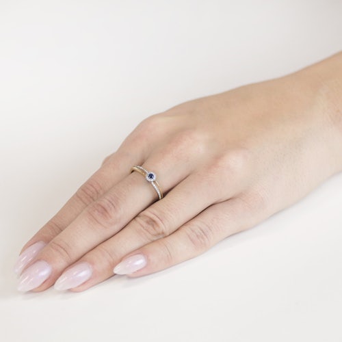 Pierścionek zaręczynowy SAVICKI: dwukolorowe złoto, niebieski szafir